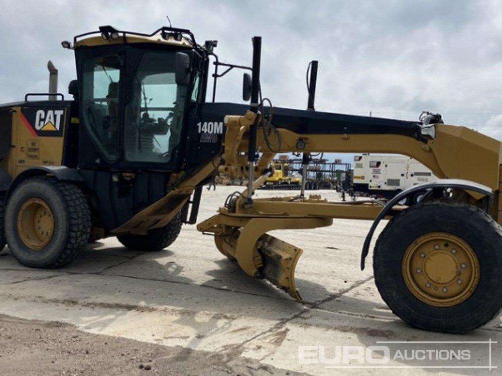 CAT 140M AWD - Gréder: 2 kép. CAT 140M AWD - Gréder: 2 kép.