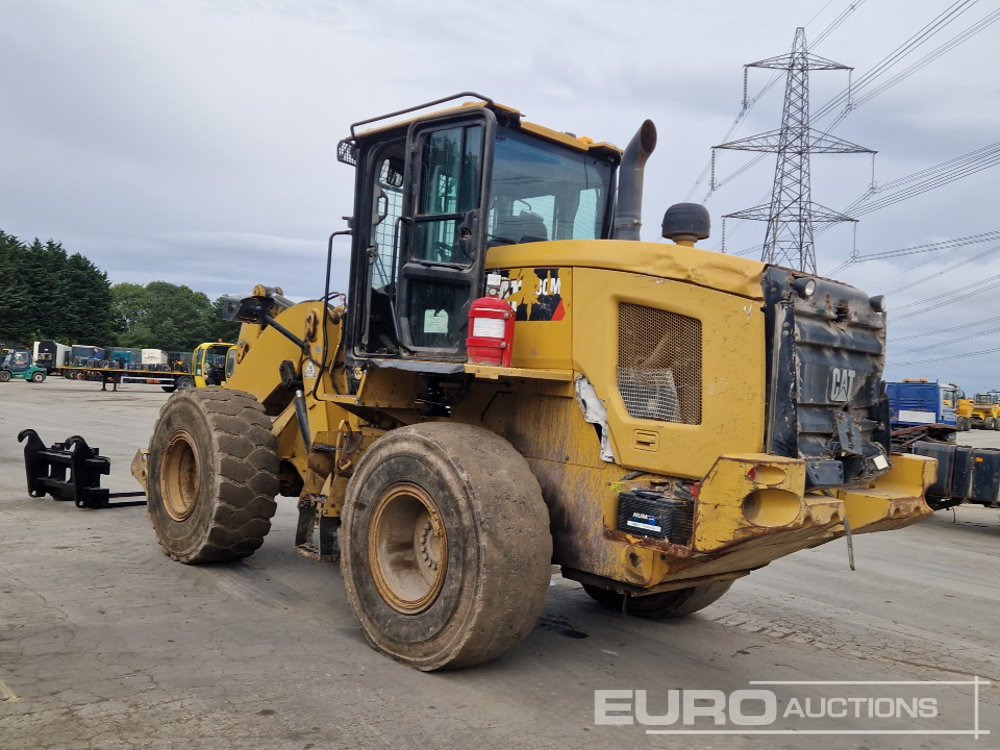 CAT 930M - Gumikerekes homlokrakodó: 4 kép. CAT 930M - Gumikerekes homlokrakodó: 4 kép.