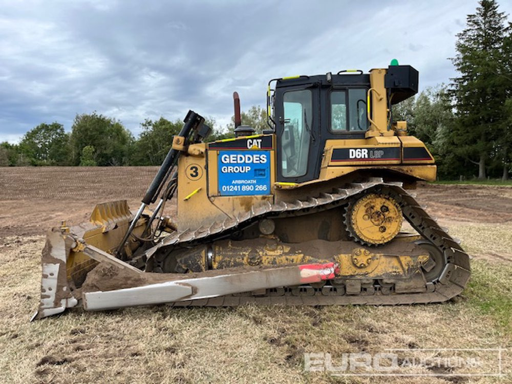 CAT D6R II LGP - Buldózer: 2 kép. CAT D6R II LGP - Buldózer: 2 kép.