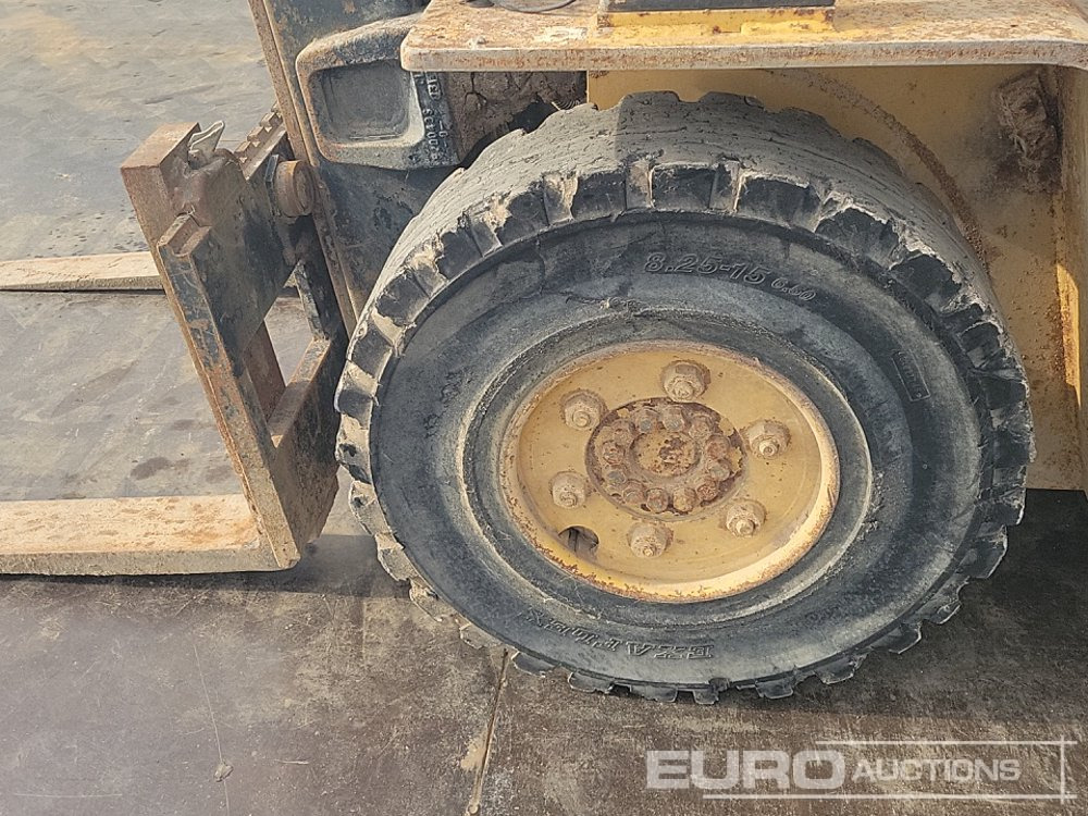 Villás targonca CAT V80E: 9 kép.