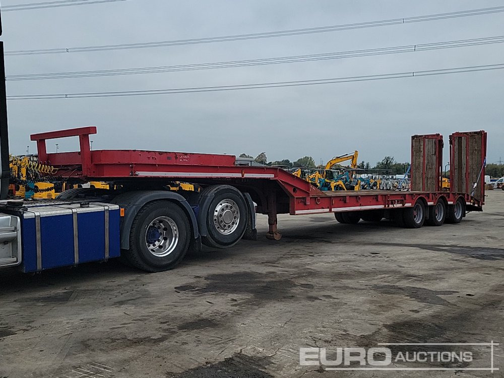 Cheiftain Tri Axle Stepframe Low Loader Trailer, Neck Ramps, Out Riggers, Hydraulic Flip Toe Ramps - Félpótkocsi mélybölcsős: 1 kép. Cheiftain Tri Axle Stepframe Low Loader Trailer, Neck Ramps, Out Riggers, Hydraulic Flip Toe Ramps - Félpótkocsi mélybölcsős: 1 kép.