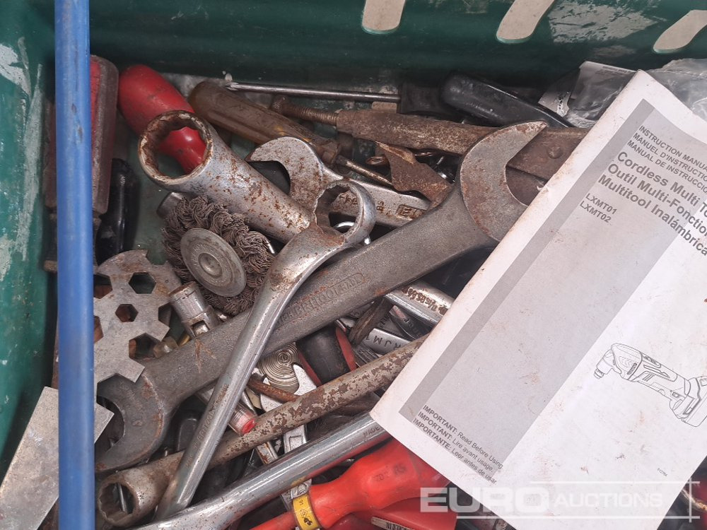 Garázs felszerelés Crate of Misc Tool, Spanner, Screwdrivers etc: 12 kép.
