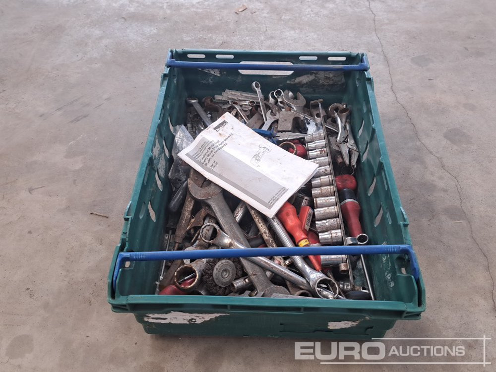 Garázs felszerelés Crate of Misc Tool, Spanner, Screwdrivers etc: 6 kép.