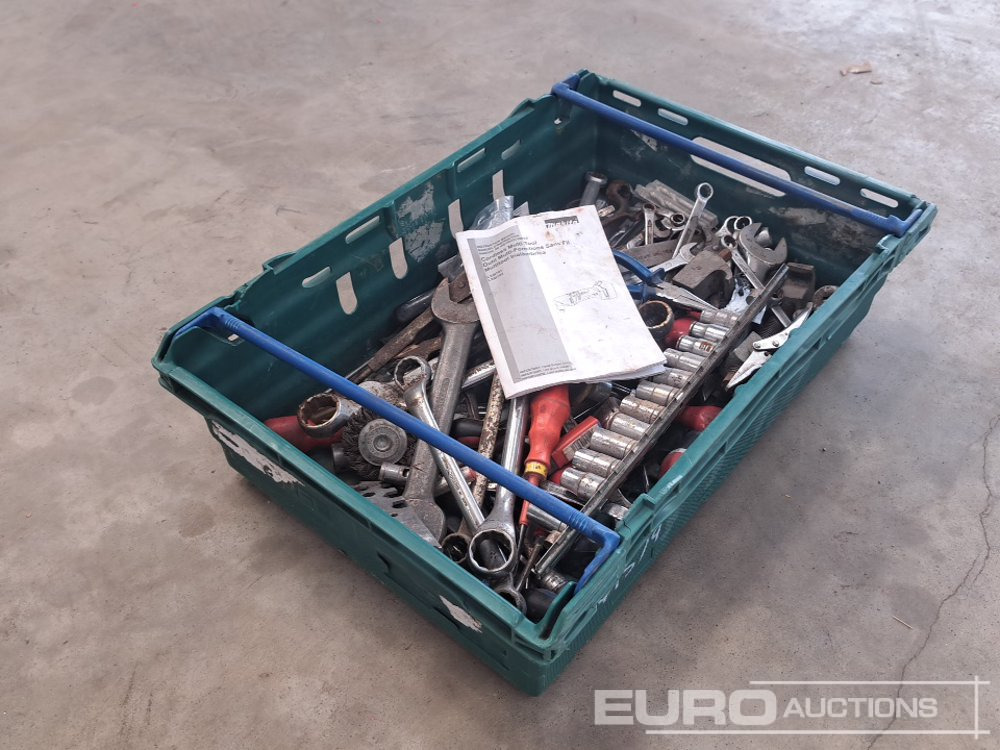 Garázs felszerelés Crate of Misc Tool, Spanner, Screwdrivers etc: 7 kép.