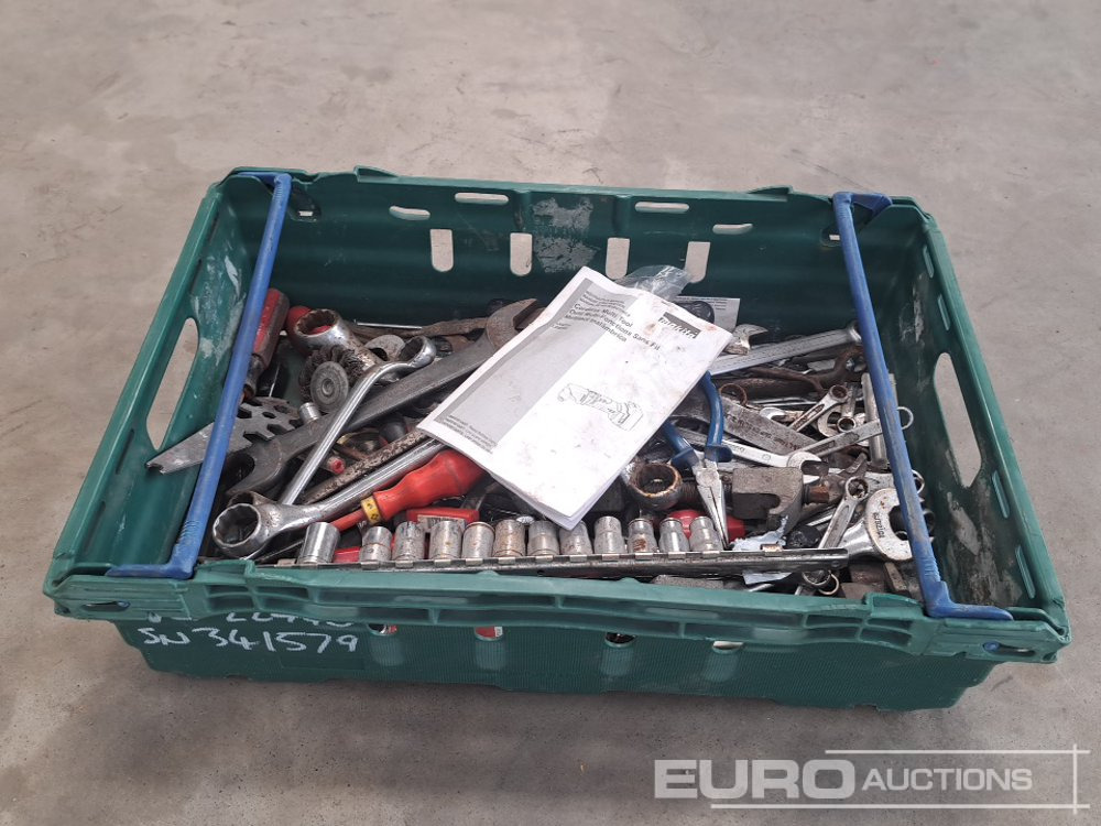 Garázs felszerelés Crate of Misc Tool, Spanner, Screwdrivers etc: 8 kép.
