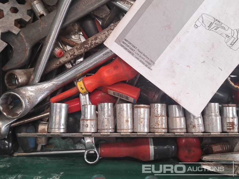 Garázs felszerelés Crate of Misc Tool, Spanner, Screwdrivers etc: 14 kép.