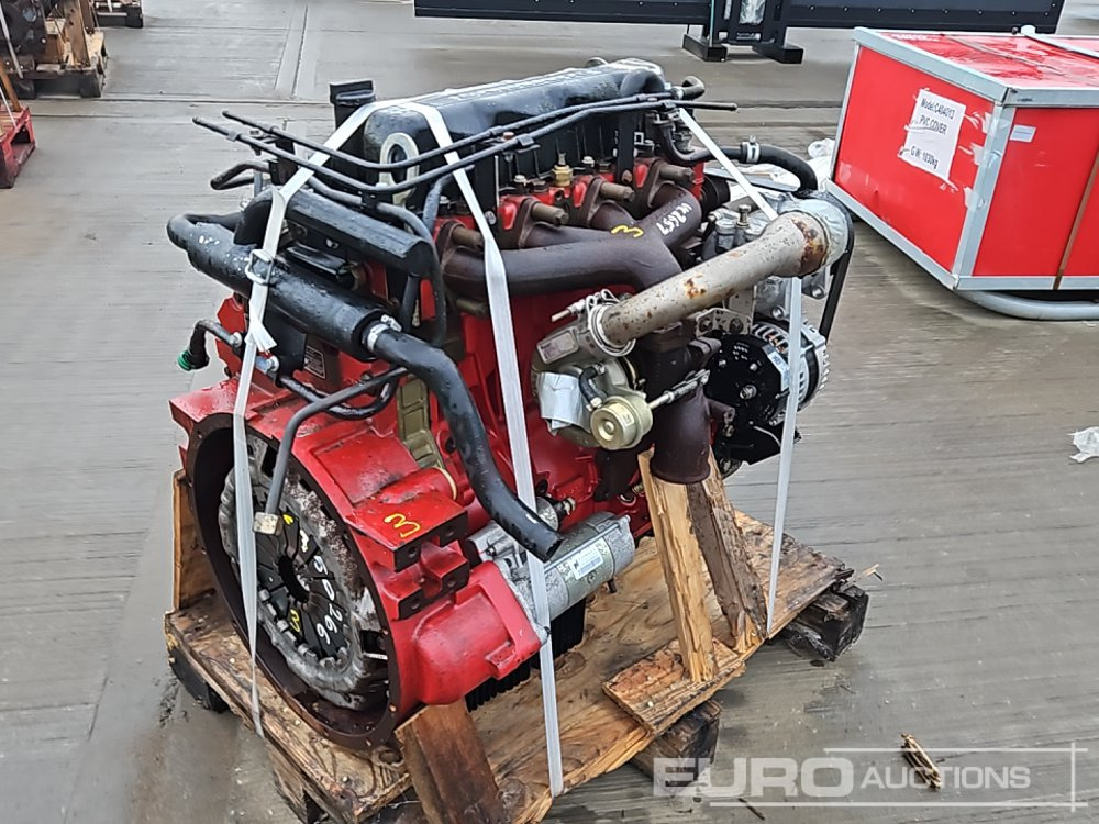 Cummins 4 Cylinder Engine - Motor: 3 kép. Cummins 4 Cylinder Engine - Motor: 3 kép.