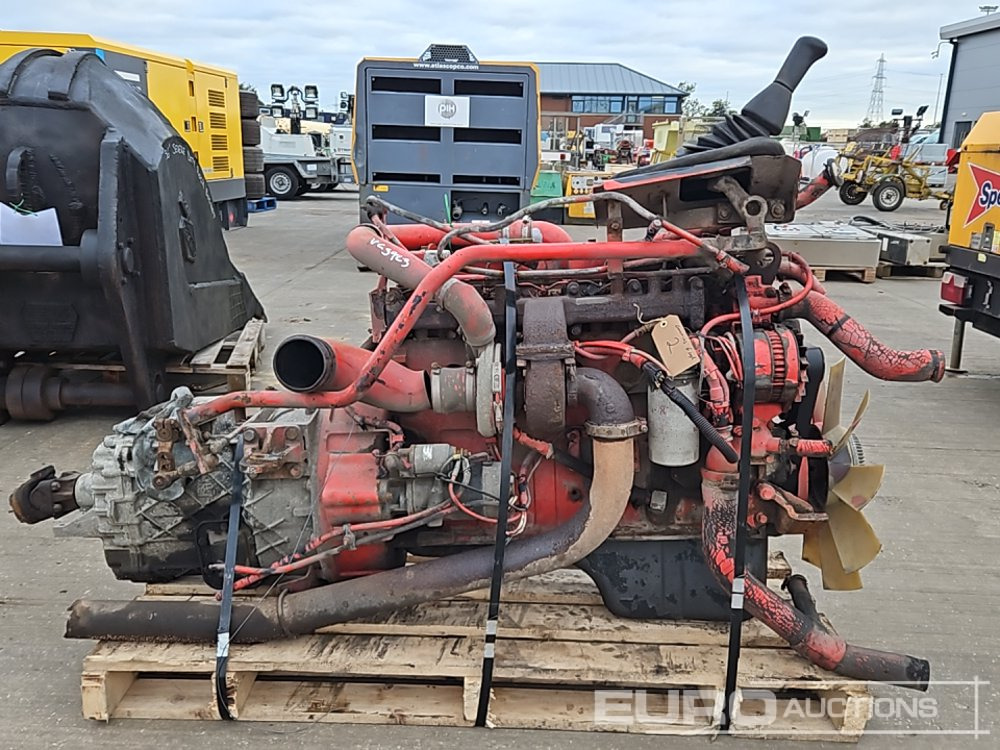 Cummins 6 Cylinder Engine, Gearbox - Motor: 2 kép. Cummins 6 Cylinder Engine, Gearbox - Motor: 2 kép.