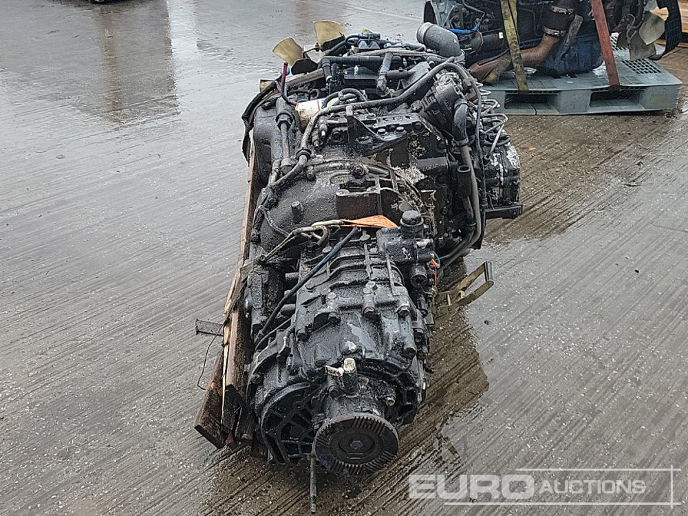 DAF 6 Cylinder Engine, Gearbox - Motor: 4 kép. DAF 6 Cylinder Engine, Gearbox - Motor: 4 kép.