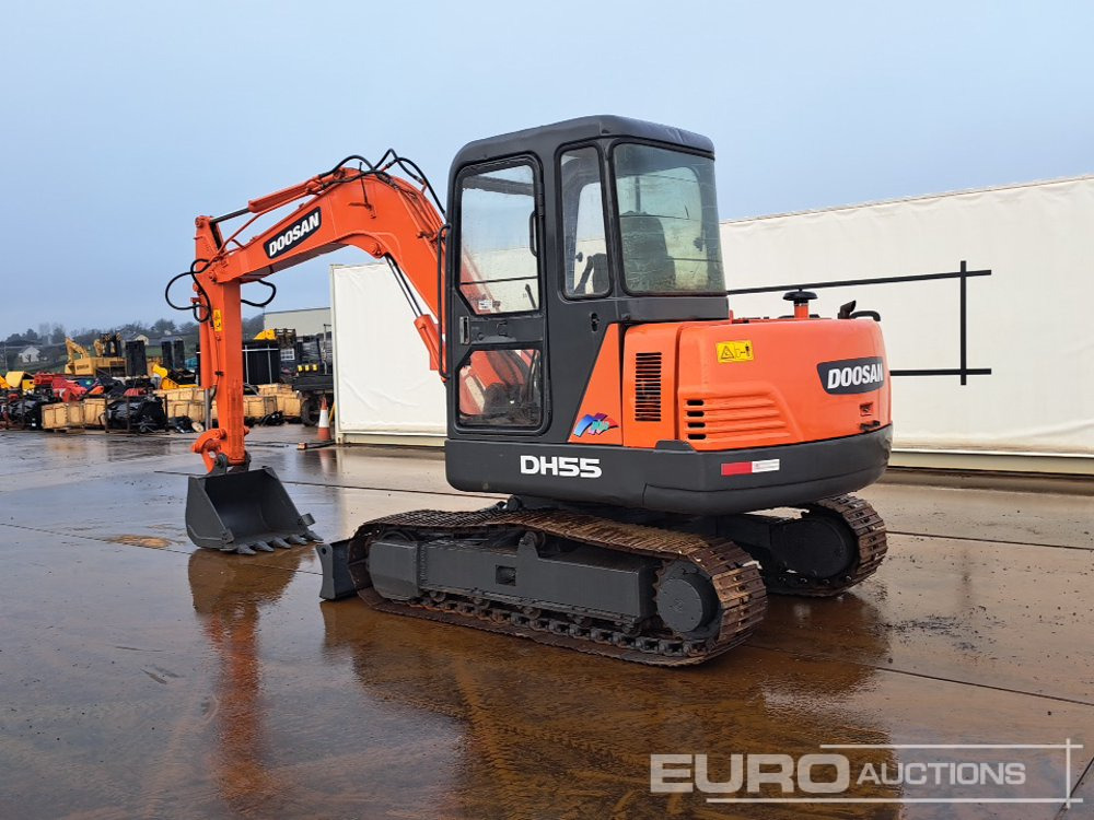 Doosan DH55-V - Minikotró: 3 kép. Doosan DH55-V - Minikotró: 3 kép.