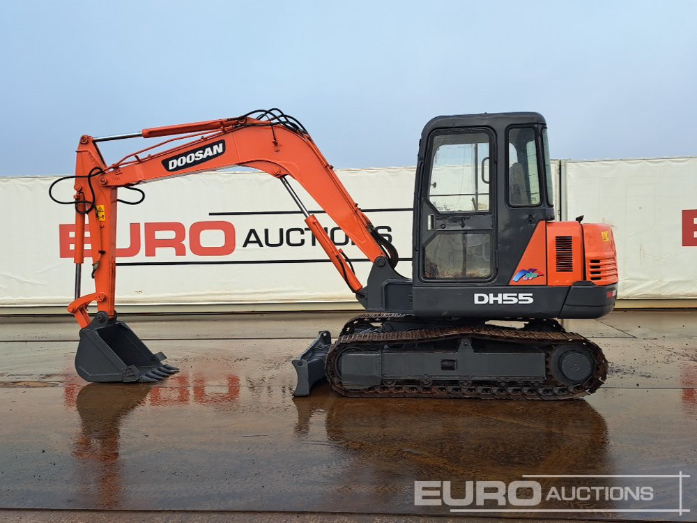 Doosan DH55-V - Minikotró: 2 kép. Doosan DH55-V - Minikotró: 2 kép.