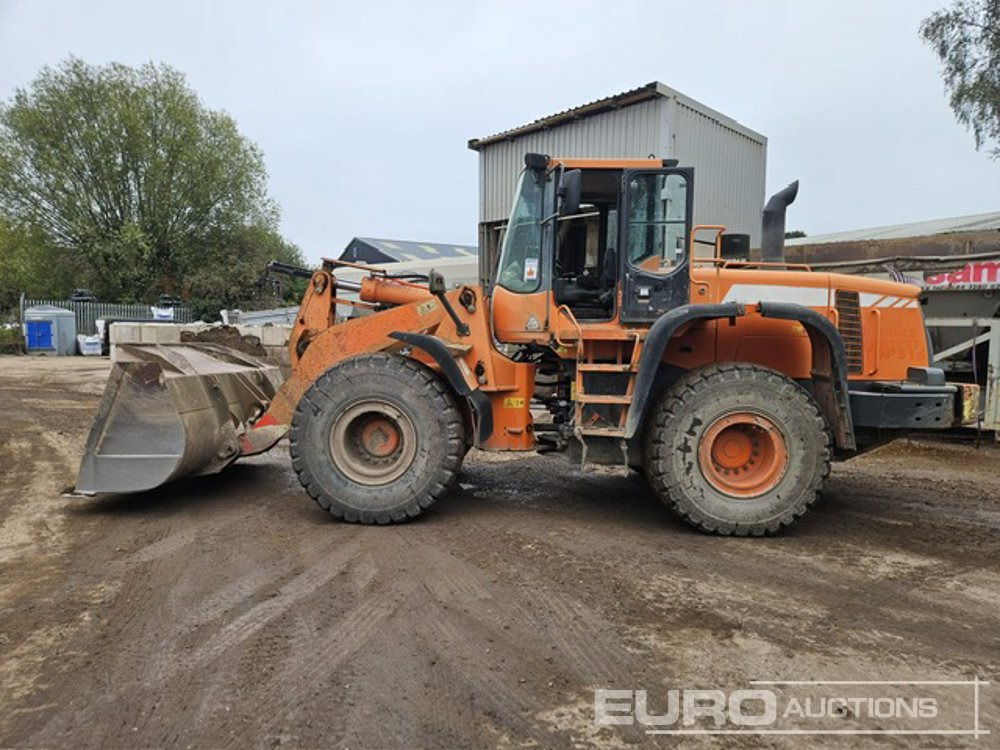 Doosan DL300 - Gumikerekes homlokrakodó: 1 kép. Doosan DL300 - Gumikerekes homlokrakodó: 1 kép.
