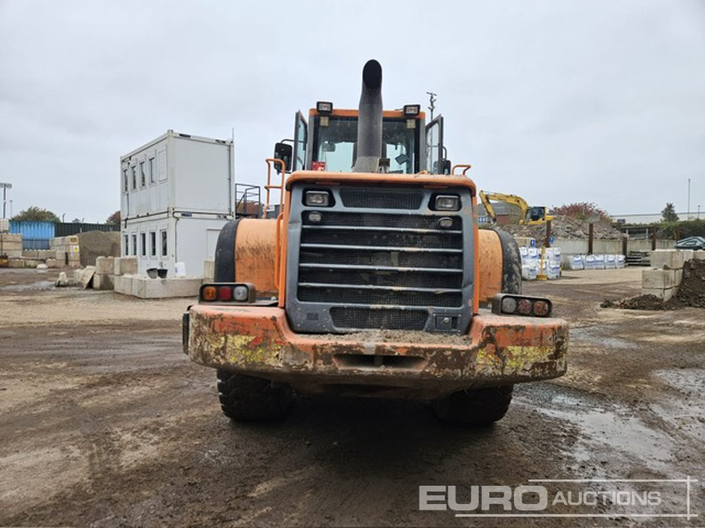 Doosan DL300 - Gumikerekes homlokrakodó: 2 kép. Doosan DL300 - Gumikerekes homlokrakodó: 2 kép.