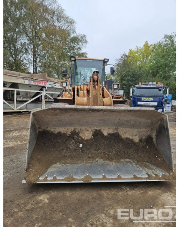 Doosan DL300 - Gumikerekes homlokrakodó: 4 kép. Doosan DL300 - Gumikerekes homlokrakodó: 4 kép.