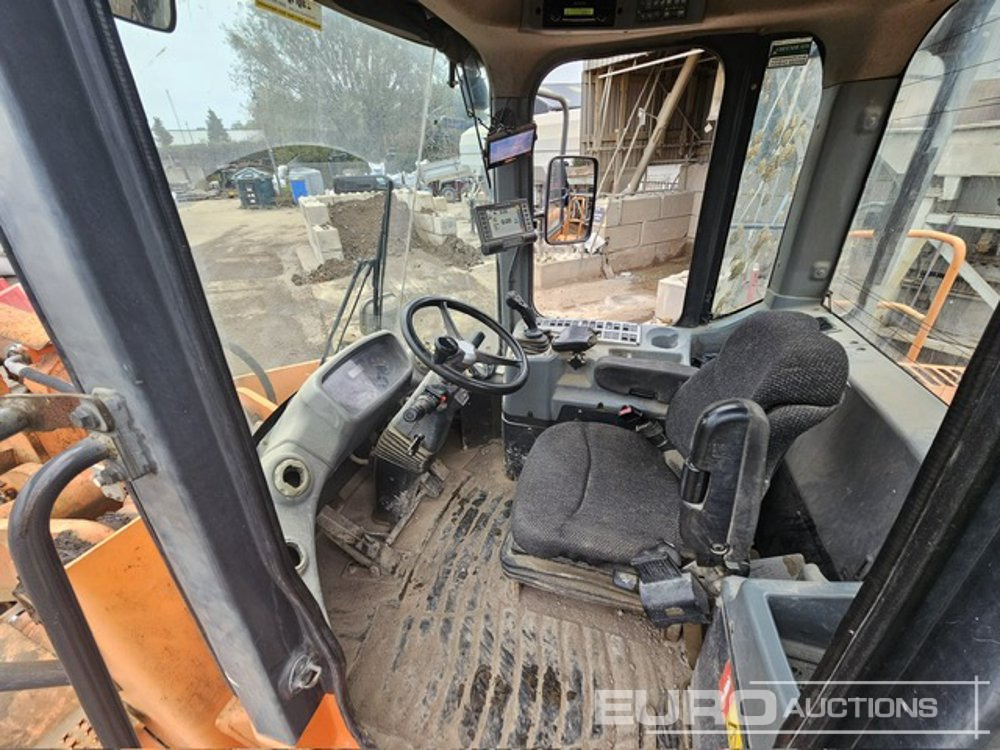 Doosan DL300 - Gumikerekes homlokrakodó: 5 kép. Doosan DL300 - Gumikerekes homlokrakodó: 5 kép.