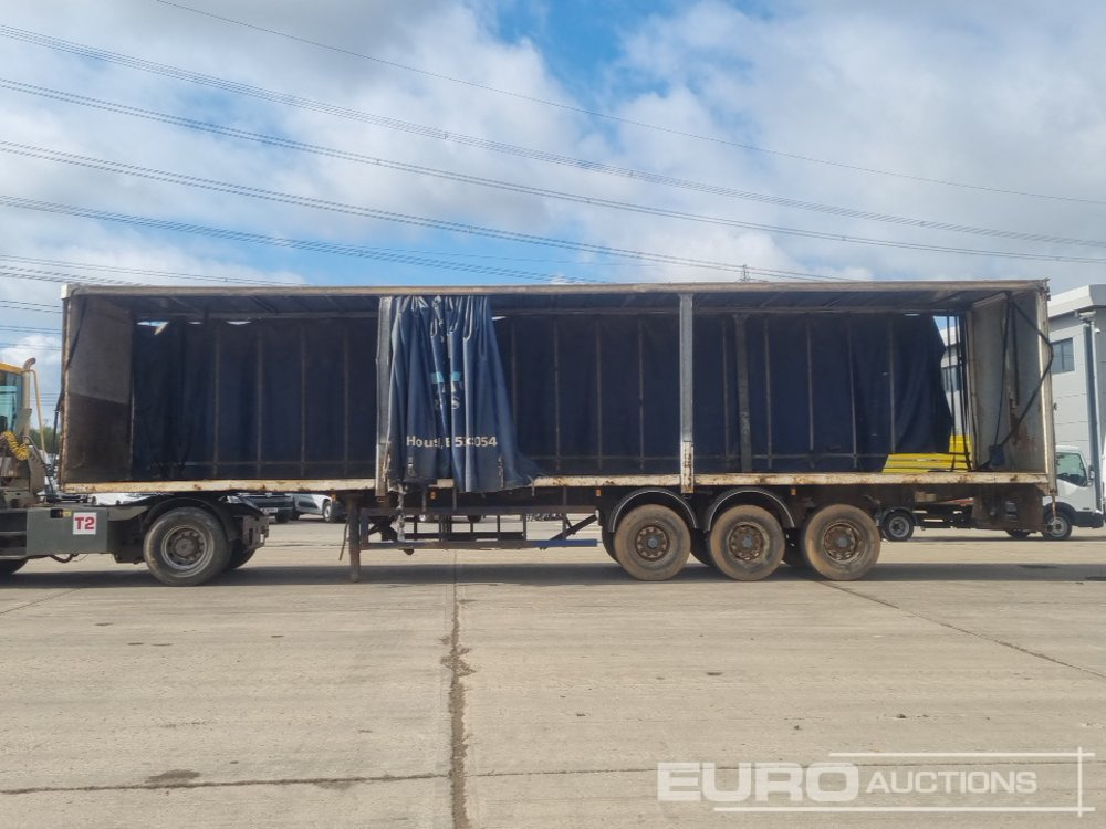 Fruehauf Tri Axle Curtainsider Trailer - Ponyvás félpótkocsi: 3 kép. Fruehauf Tri Axle Curtainsider Trailer - Ponyvás félpótkocsi: 3 kép.