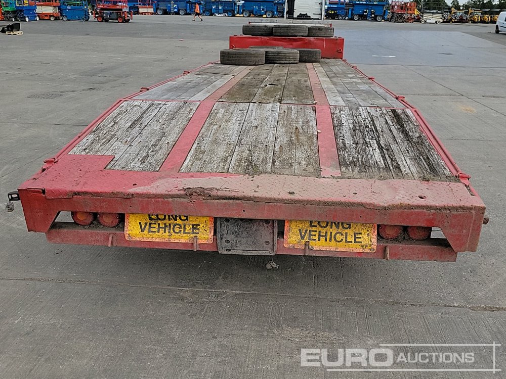 Fruehauf Tri Axle Step Frame Low Loader Trailer - Félpótkocsi mélybölcsős: 4 kép. Fruehauf Tri Axle Step Frame Low Loader Trailer - Félpótkocsi mélybölcsős: 4 kép.