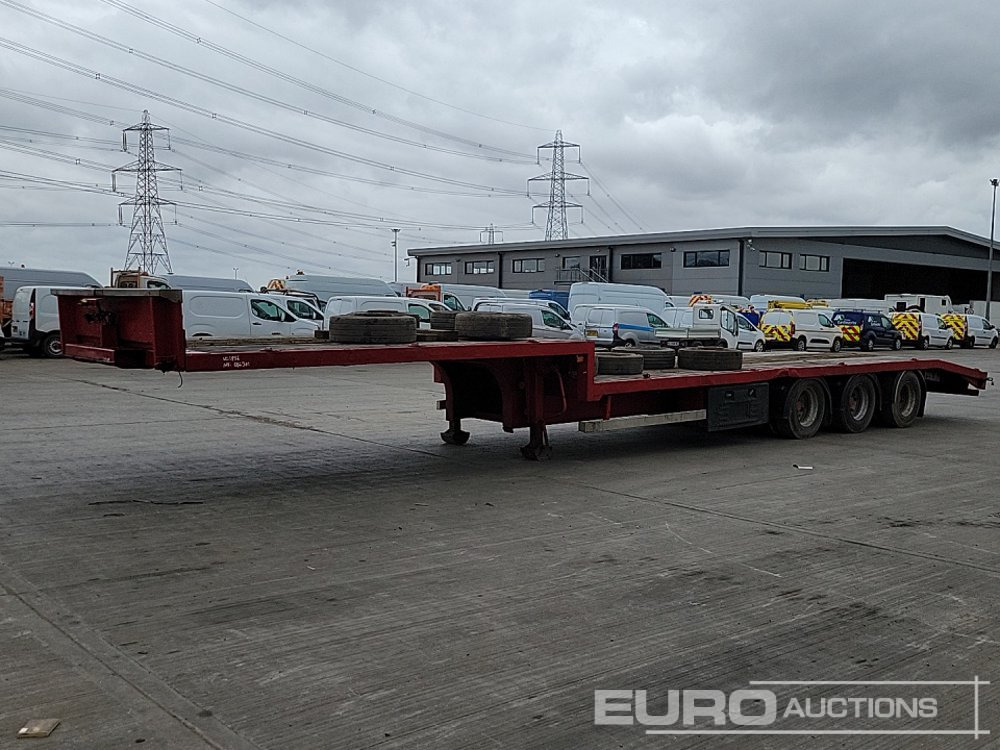 Fruehauf Tri Axle Step Frame Low Loader Trailer - Félpótkocsi mélybölcsős: 1 kép. Fruehauf Tri Axle Step Frame Low Loader Trailer - Félpótkocsi mélybölcsős: 1 kép.