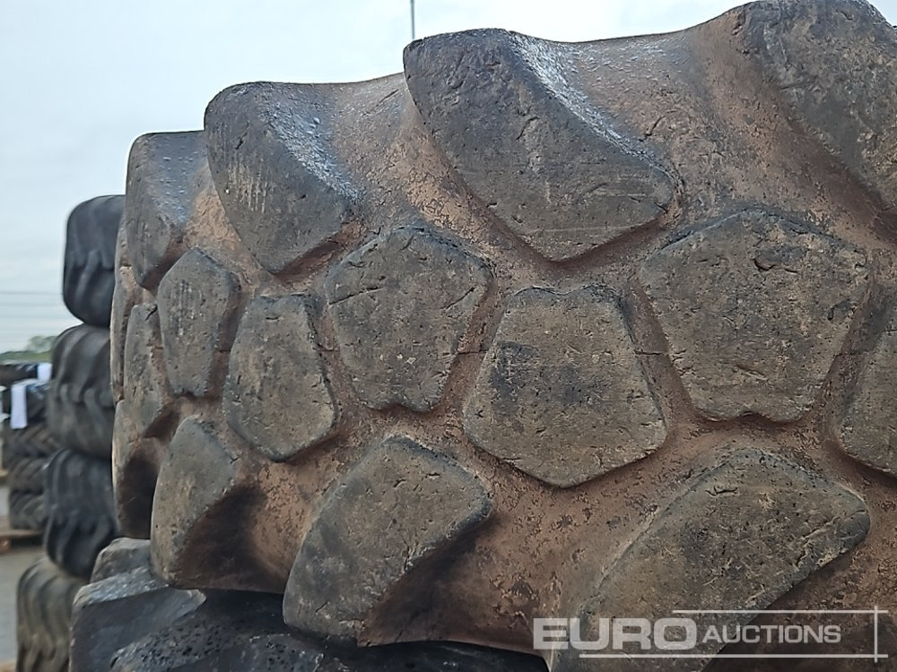 JCB 15.5-25 Tyre (4 of) - Gumiabroncs: 5 kép. JCB 15.5-25 Tyre (4 of) - Gumiabroncs: 5 kép.