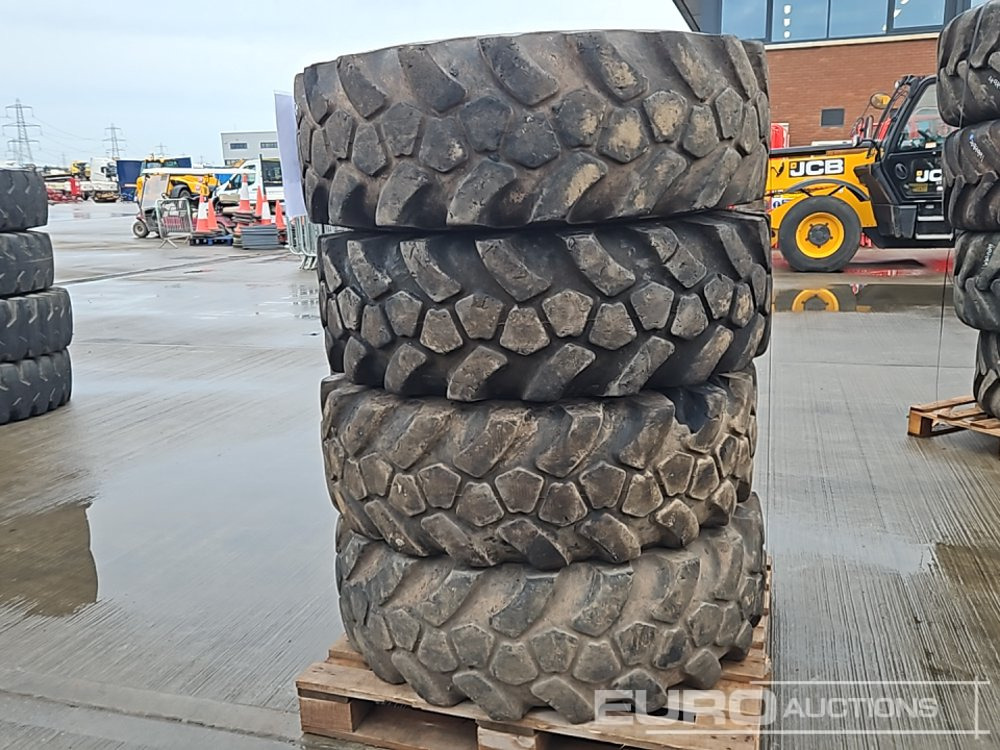 JCB 15.5-25 Tyre (4 of) - Gumiabroncs: 2 kép. JCB 15.5-25 Tyre (4 of) - Gumiabroncs: 2 kép.