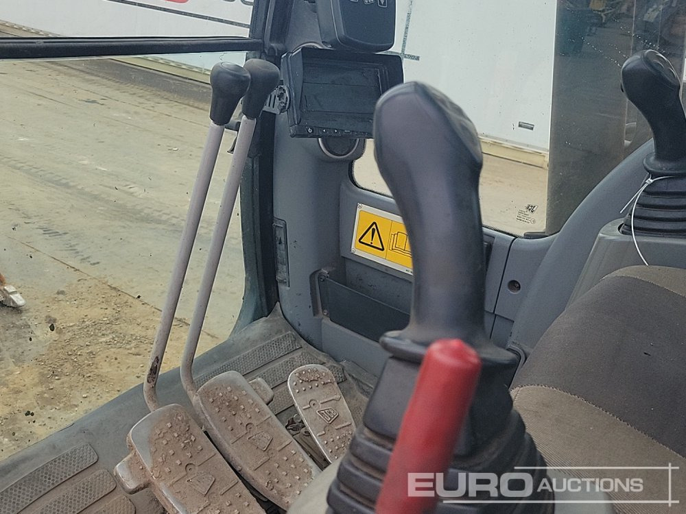 Lánctalpas kotró JCB JS145LC: 41 kép.