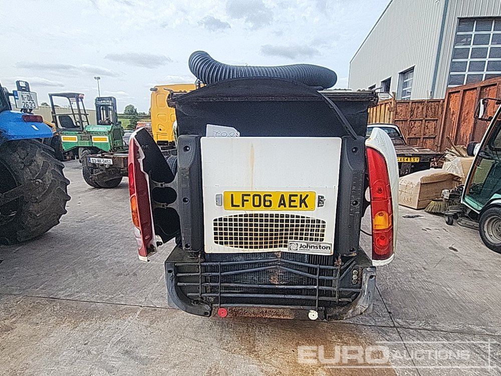 Johnston Sweeper 4x2 Road Sweeper - Utcaseprő gép: 4 kép. Johnston Sweeper 4x2 Road Sweeper - Utcaseprő gép: 4 kép.