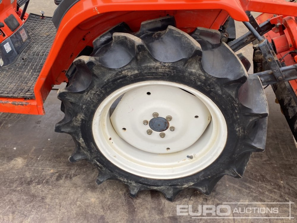 Kistraktor Kubota A17: 9 kép.