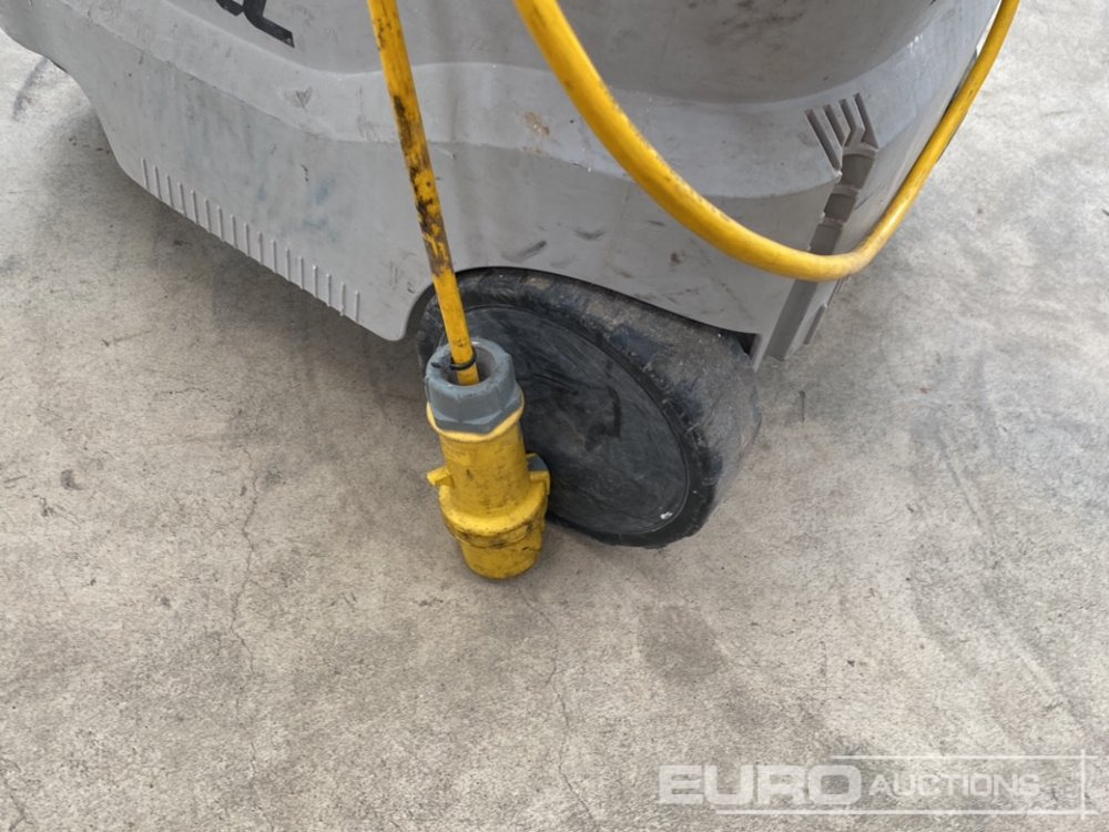 Építőipari berendezések Makita VC4210MX1 110 Volt Dust Extractor: 10 kép.