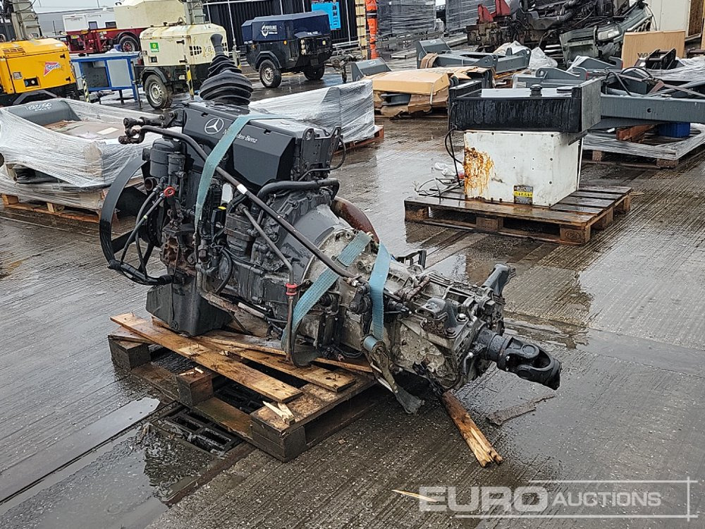 Mercedes 4 Cylinder Engine, Gearbox - Motor: 3 kép. Mercedes 4 Cylinder Engine, Gearbox - Motor: 3 kép.