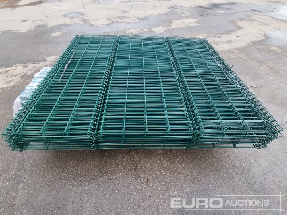 Mezőgazdasági gépek Unused Galvanised & Powder Coated Heavy Duty (5mm) Wire Mesh Fencing, 25 x H2.4m x W2.2m Panels, 26 x 60mm x 60mm x3m Posts, with Fittings (Green): 17 kép.
