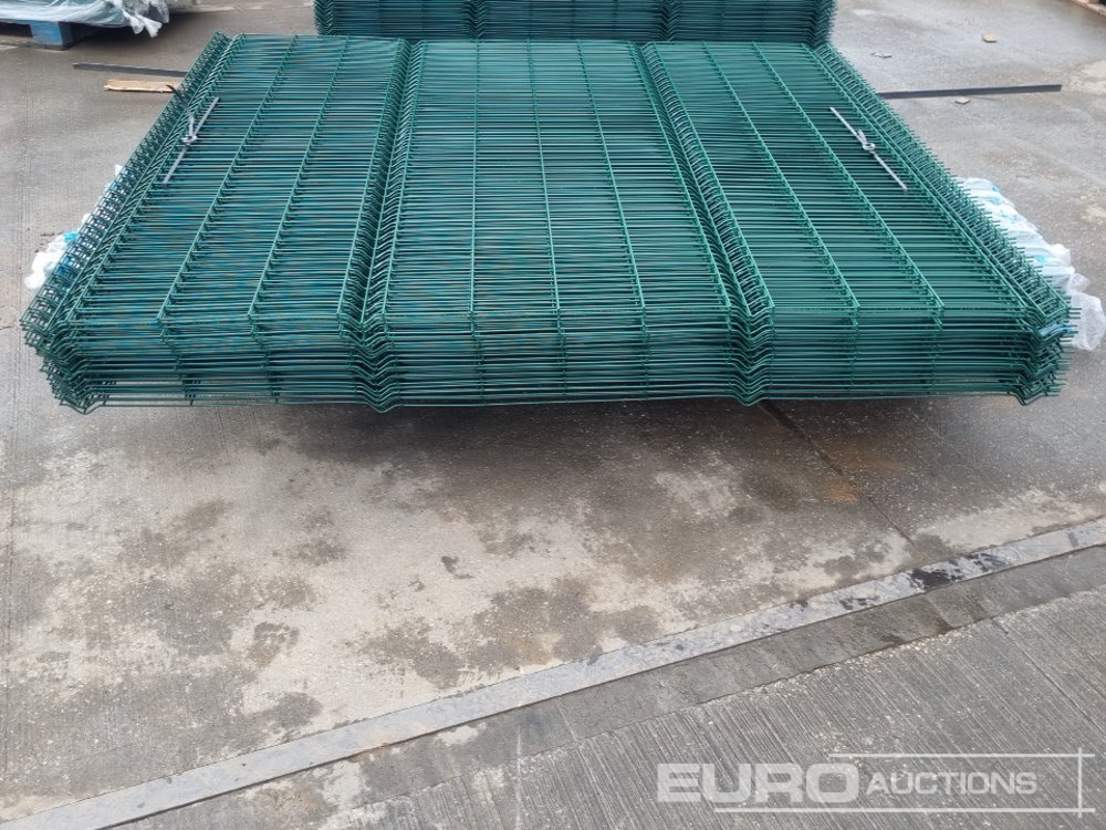 Mezőgazdasági gépek Unused Galvanised & Powder Coated Heavy Duty (5mm) Wire Mesh Fencing, 25 x H2.4m x W2.2m Panels, 26 x 60mm x 60mm x3m Posts, with Fittings (Green): 13 kép.