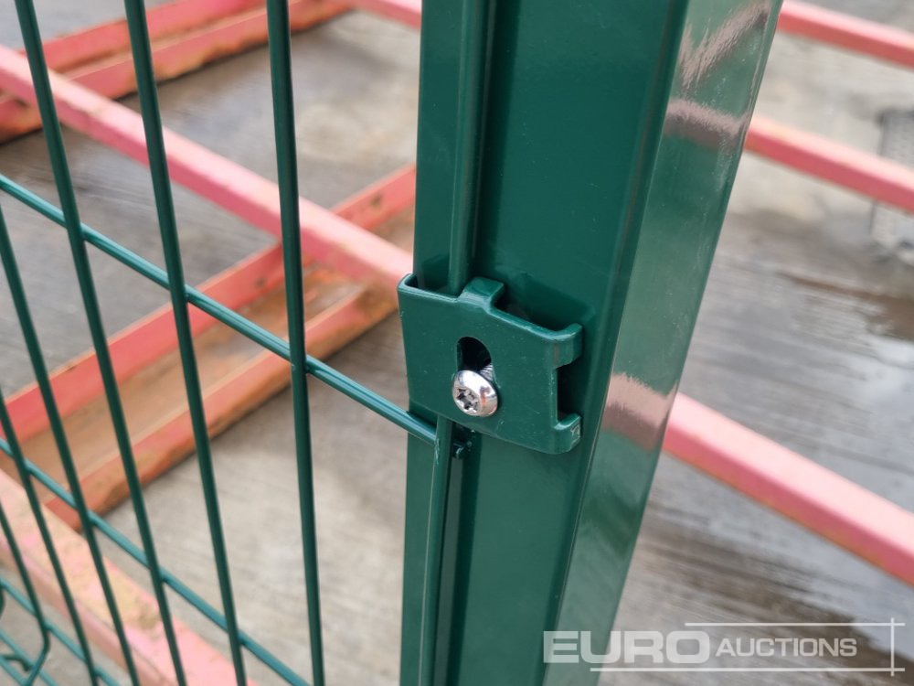 Mezőgazdasági gépek Unused Galvanised & Powder Coated Heavy Duty (5mm) Wire Mesh Fencing, 25 x H2.4m x W2.2m Panels, 26 x 60mm x 60mm x3m Posts, with Fittings (Green): 6 kép.