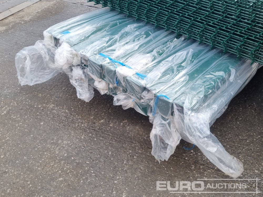 Mezőgazdasági gépek Unused Galvanised & Powder Coated Heavy Duty (5mm) Wire Mesh Fencing, 25 x H2.4m x W2.2m Panels, 26 x 60mm x 60mm x3m Posts, with Fittings (Green): 21 kép.