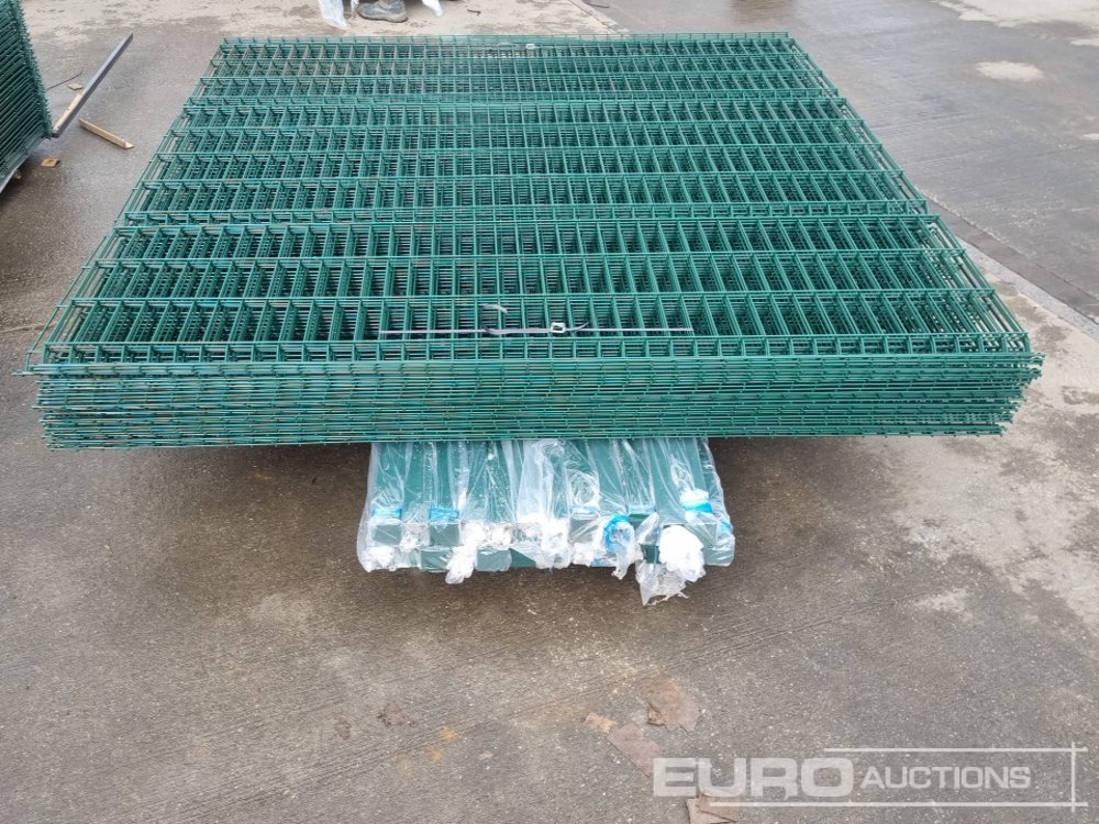 Mezőgazdasági gépek Unused Galvanised & Powder Coated Heavy Duty (5mm) Wire Mesh Fencing, 25 x H2.4m x W2.2m Panels, 26 x 60mm x 60mm x3m Posts, with Fittings (Green): 19 kép.