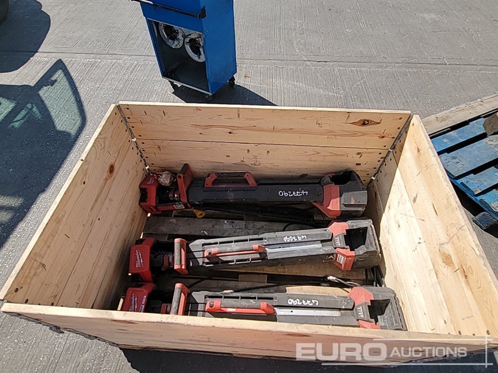 Milwaukee 110 Volt Tri Pod LED Lights (3 of) - Építőipari berendezések: 2 kép. Milwaukee 110 Volt Tri Pod LED Lights (3 of) - Építőipari berendezések: 2 kép.
