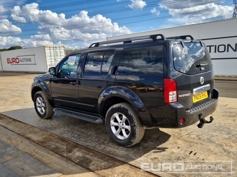 Nissan Pathfinder - Terepjáró/ SUV: 3 kép. Nissan Pathfinder - Terepjáró/ SUV: 3 kép.