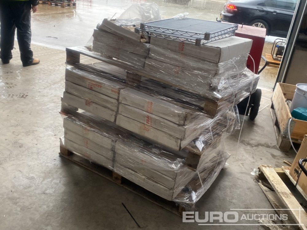 Pallet of Metal Shelving - Építőipari berendezések: 2 kép. Pallet of Metal Shelving - Építőipari berendezések: 2 kép.