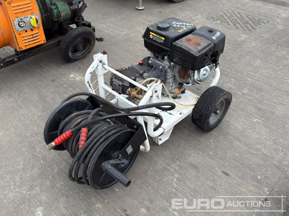 Pressure Washer, Petrol Engine - Magasnyomású mosó: 1 kép. Pressure Washer, Petrol Engine - Magasnyomású mosó: 1 kép.