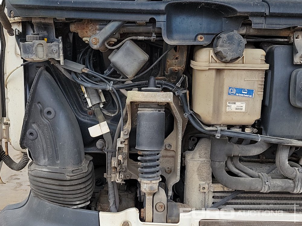Platós teherautó Scania P230: 14 kép.