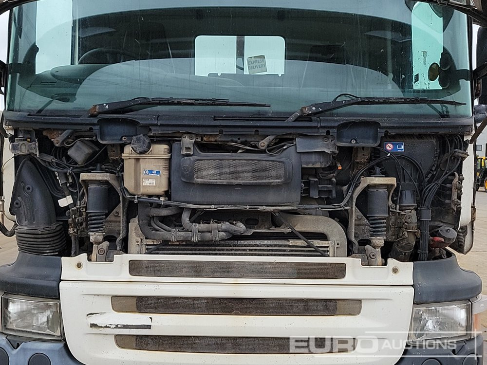 Platós teherautó Scania P230: 13 kép.