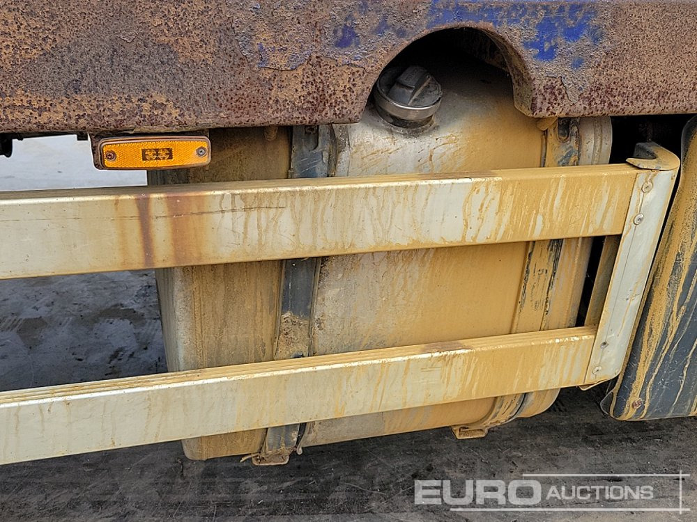 Platós teherautó Scania P230: 17 kép.