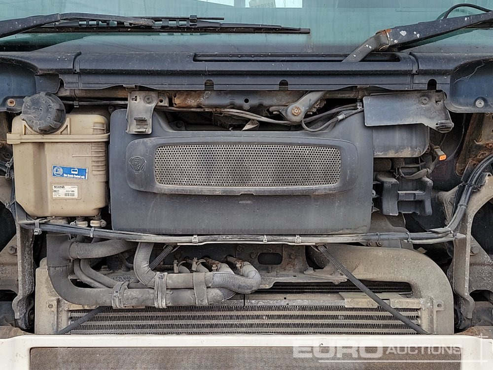 Platós teherautó Scania P230: 15 kép.