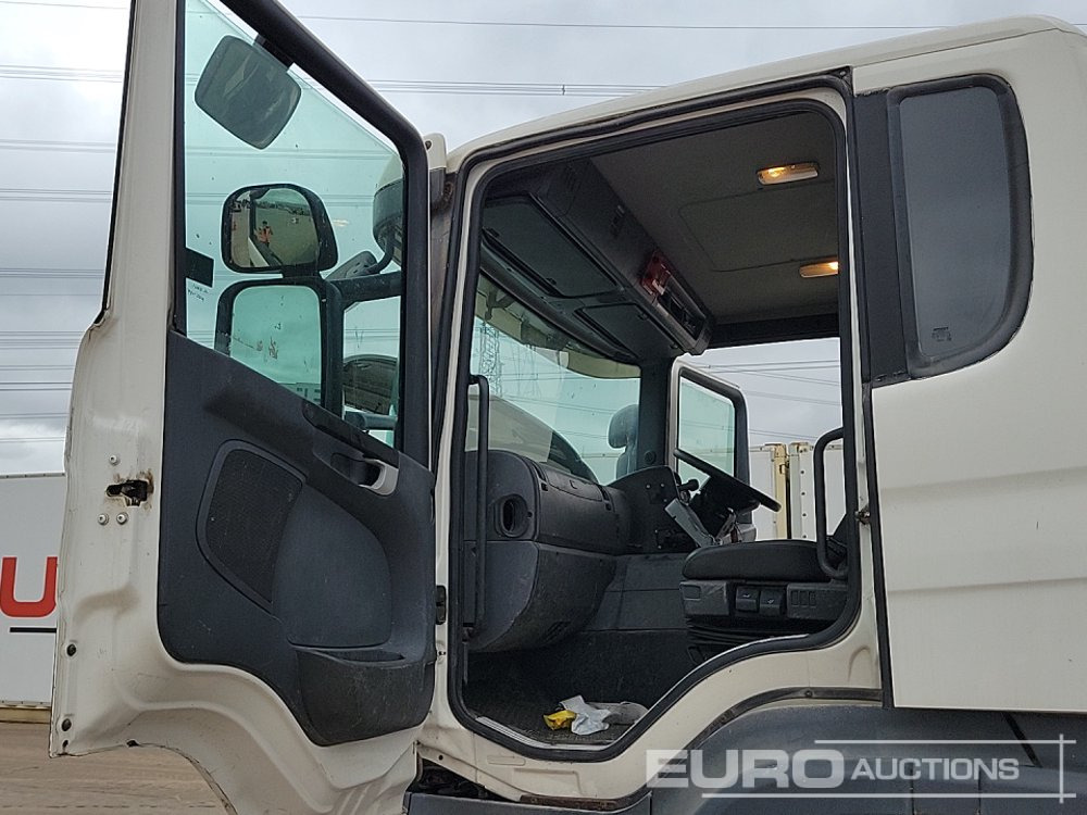 Platós teherautó Scania P230: 22 kép.