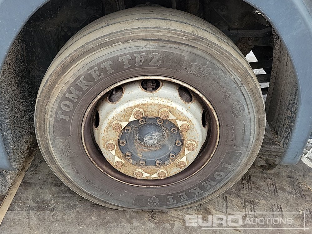 Platós teherautó Scania P230: 12 kép.