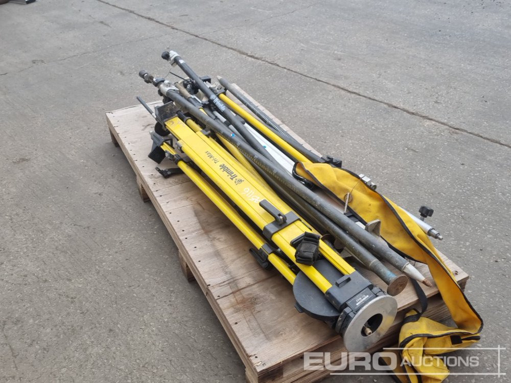 Selecion of Stands/Tripods to suit Laser Level/GPS - Építőipari berendezések: 2 kép. Selecion of Stands/Tripods to suit Laser Level/GPS - Építőipari berendezések: 2 kép.