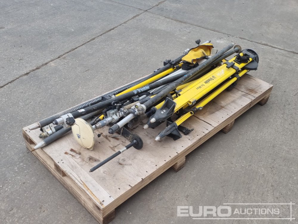 Selecion of Stands/Tripods to suit Laser Level/GPS - Építőipari berendezések: 1 kép. Selecion of Stands/Tripods to suit Laser Level/GPS - Építőipari berendezések: 1 kép.