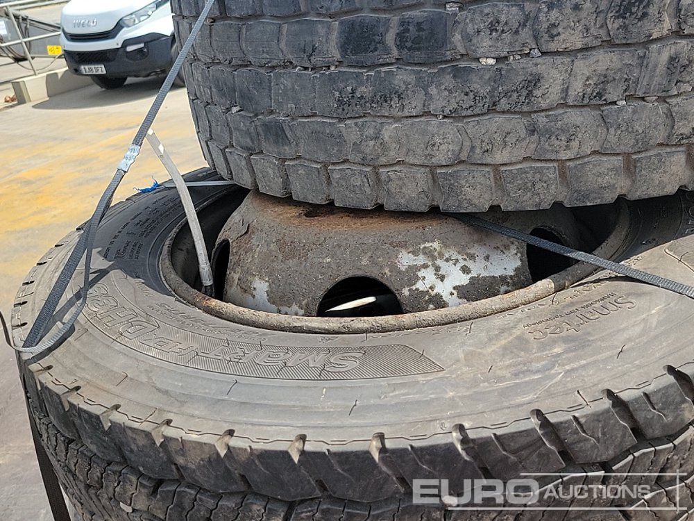 Gumiabroncs Selection of Various Size Tyre & Rim (13 of): 13 kép.