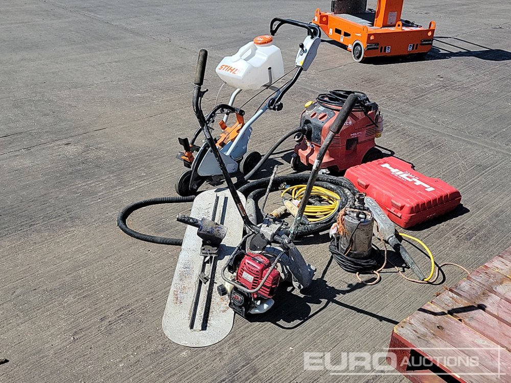 Stihl Quick Cut Saw Trolley, 110Volt Concrete Poker, 110Volt Submersible Water Pump, Pneumatic Scabbler, Concrete Float, Hilti 110Volt Vacuum, Hilti Battery Nail Gun, Petrol Concrete Screed Drive Unit - Építőipari berendezések: 5 kép. Stihl Quick Cut Saw Trolley, 110Volt Concrete Poker, 110Volt Submersible Water Pump, Pneumatic Scabbler, Concrete Float, Hilti 110Volt Vacuum, Hilti Battery Nail Gun, Petrol Concrete Screed Drive Unit - Építőipari berendezések: 5 kép.