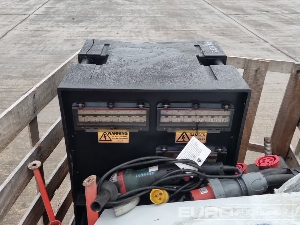 Tri Pod Stands (4 of), 110 Volt Reciprocating Saw, Metabo 110 VotAngle Grinder, 400 Volt Distribution Board (2 of) - Építőipari berendezések: 5 kép. Tri Pod Stands (4 of), 110 Volt Reciprocating Saw, Metabo 110 VotAngle Grinder, 400 Volt Distribution Board (2 of) - Építőipari berendezések: 5 kép.