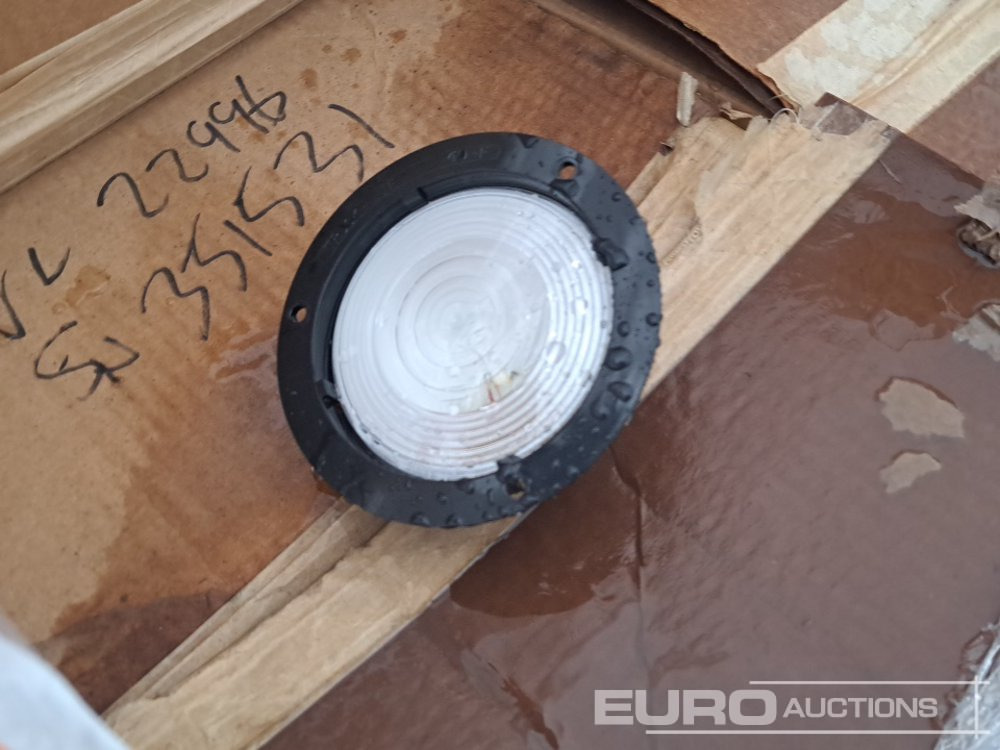 Unused Pallet of Trucklite Back Up Lights (Approx 780 of) - Építőipari berendezések: 5 kép. Unused Pallet of Trucklite Back Up Lights (Approx 780 of) - Építőipari berendezések: 5 kép.